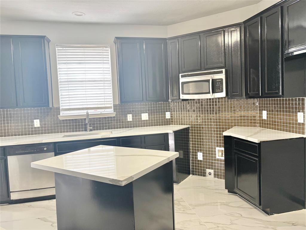 71 N Forrest Avenue, La Porte, Texas image 3