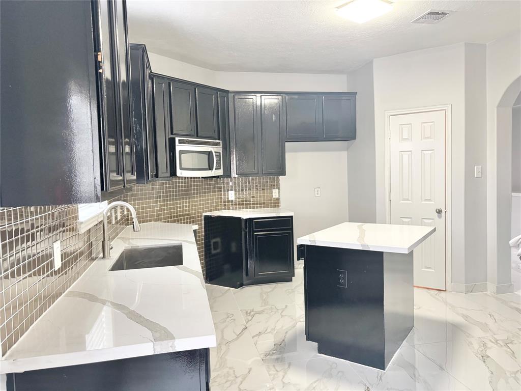 71 N Forrest Avenue, La Porte, Texas image 4