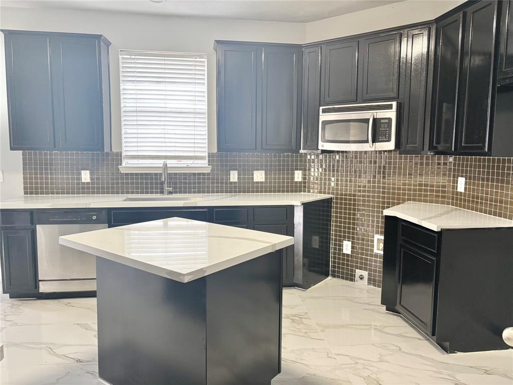 71 N Forrest Avenue, La Porte, Texas image 2
