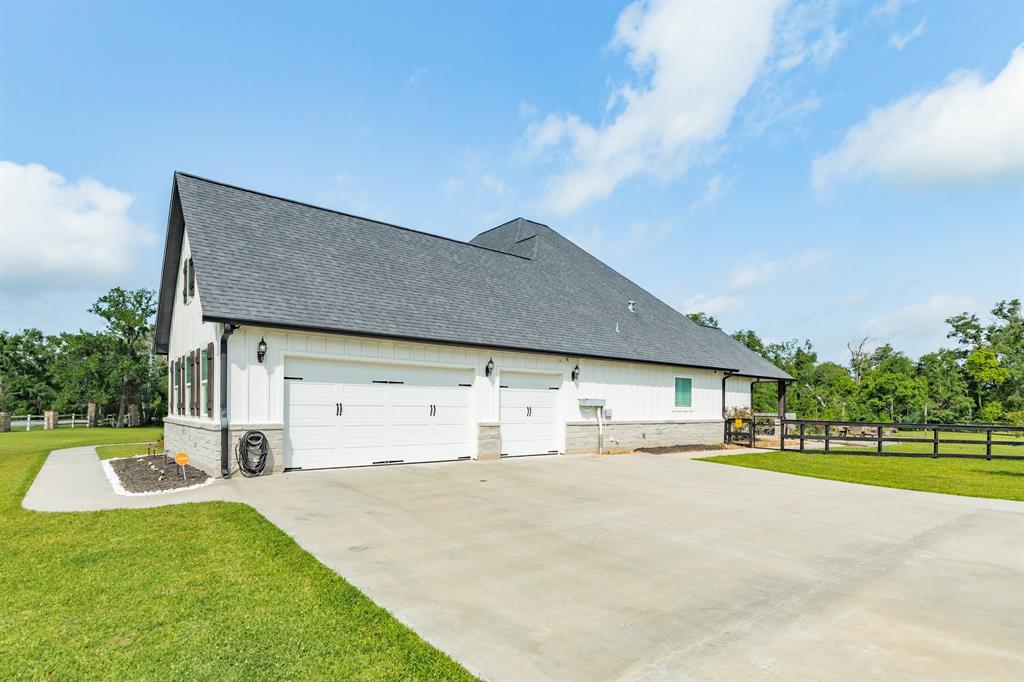 337 Thousand Oaks Drive, Angleton, Texas image 11