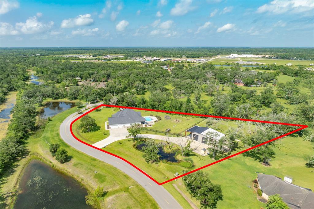 337 Thousand Oaks Drive, Angleton, Texas image 9