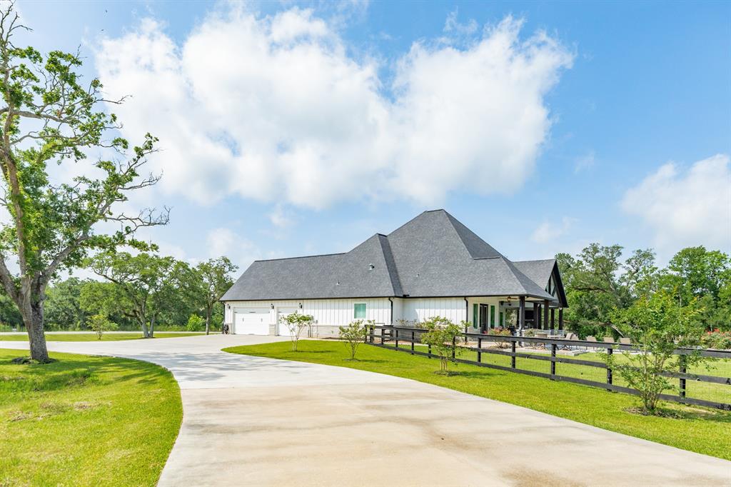 337 Thousand Oaks Drive, Angleton, Texas image 12