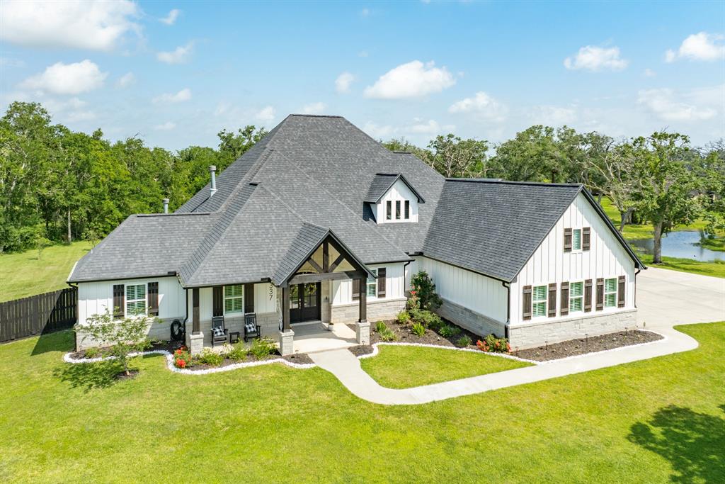 337 Thousand Oaks Drive, Angleton, Texas image 1