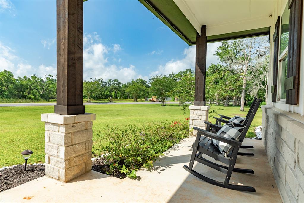 337 Thousand Oaks Drive, Angleton, Texas image 7