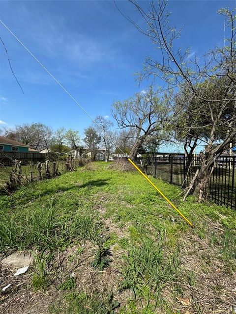 Photo of 715 E 34th Street, Houston, TX 77022 (MLS # 60202423)