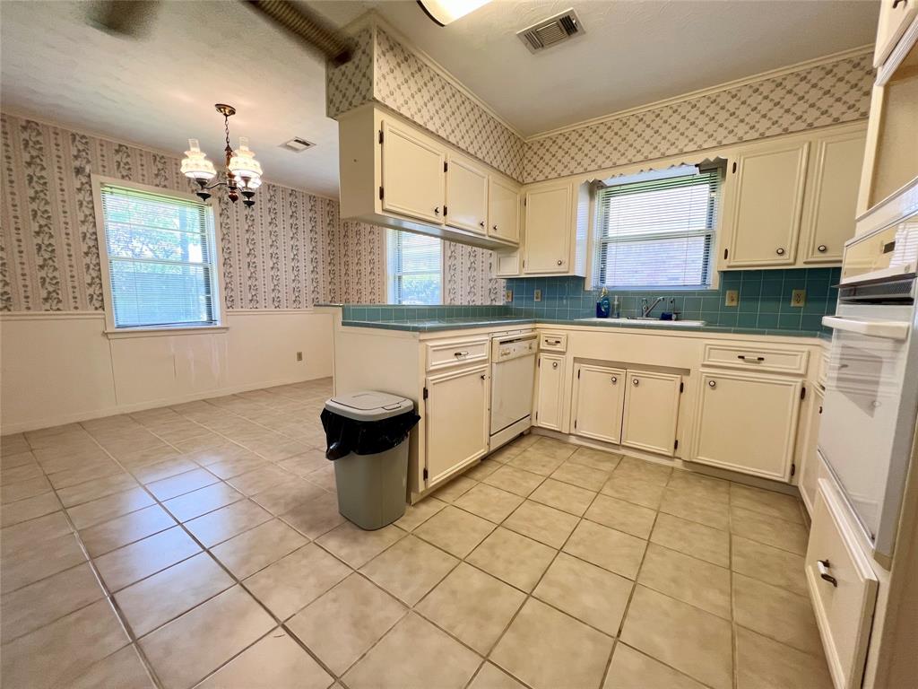 7925 Yucca Drive, Texas City, Texas image 8