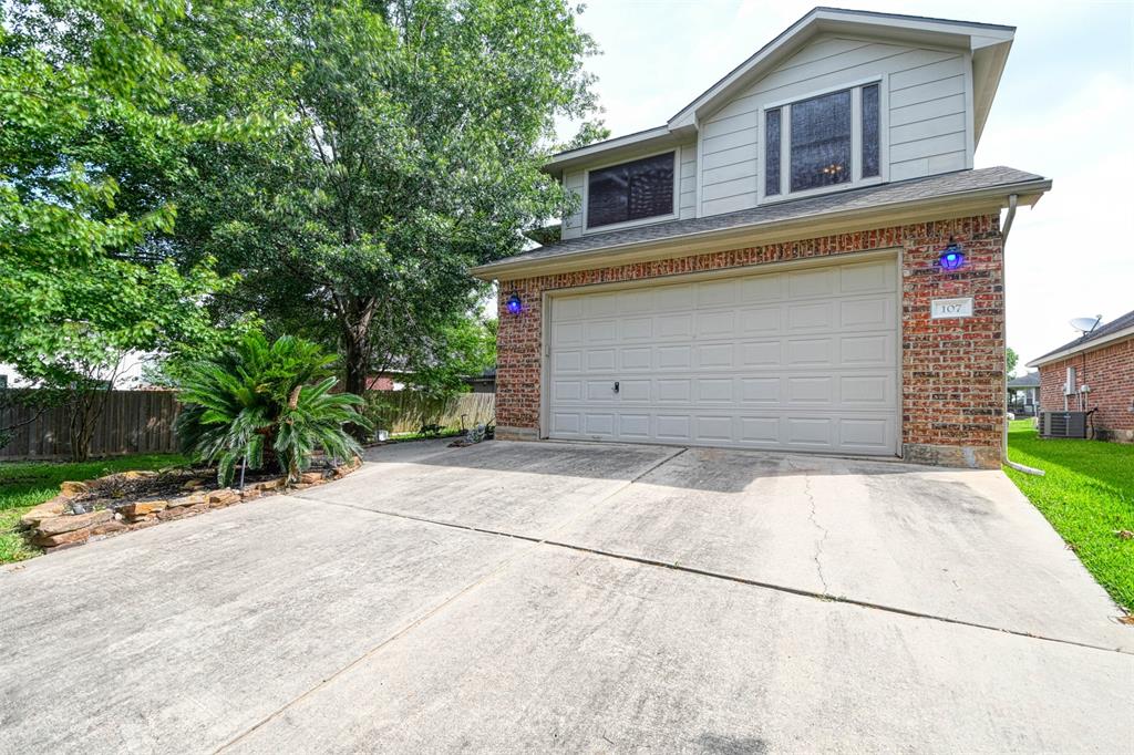 107 Cove, Conroe, Texas image 2
