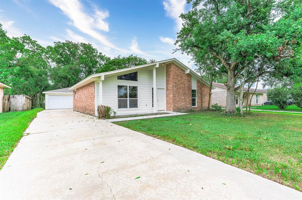 View Angleton, TX 77515 house