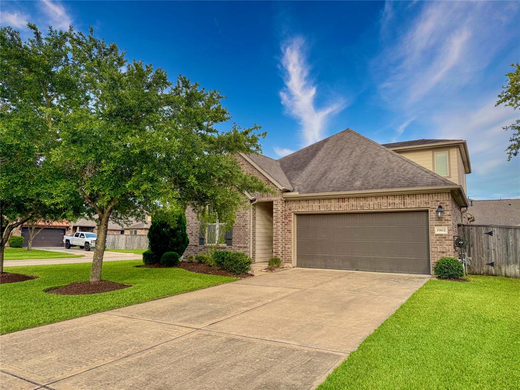 1902 Emerald Breeze Court, Pearland, Texas image 1