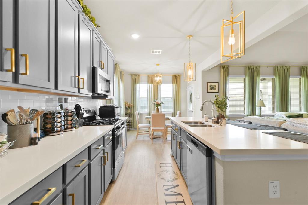 8422 Beacon Bay Circle, Baytown, Texas image 11