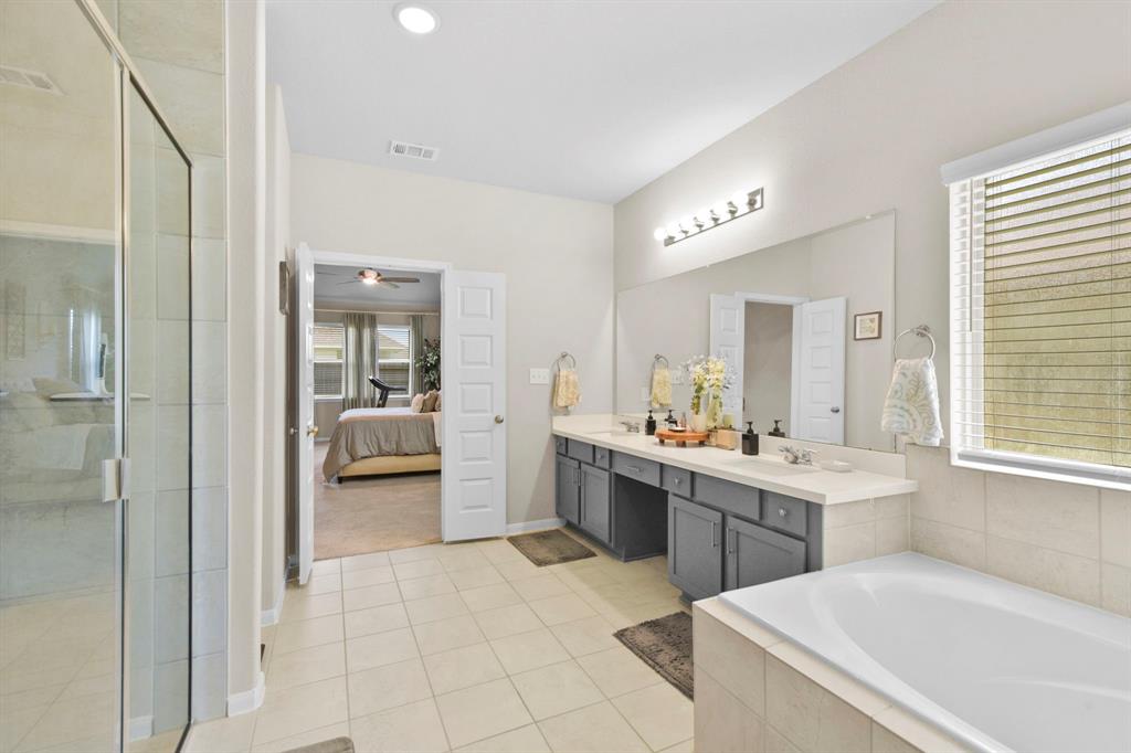 8422 Beacon Bay Circle, Baytown, Texas image 19