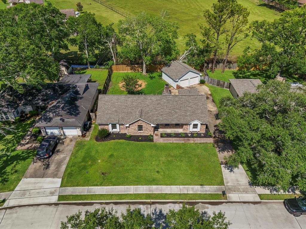 1922 Tracy Lynn Lane, Alvin, Texas image 3