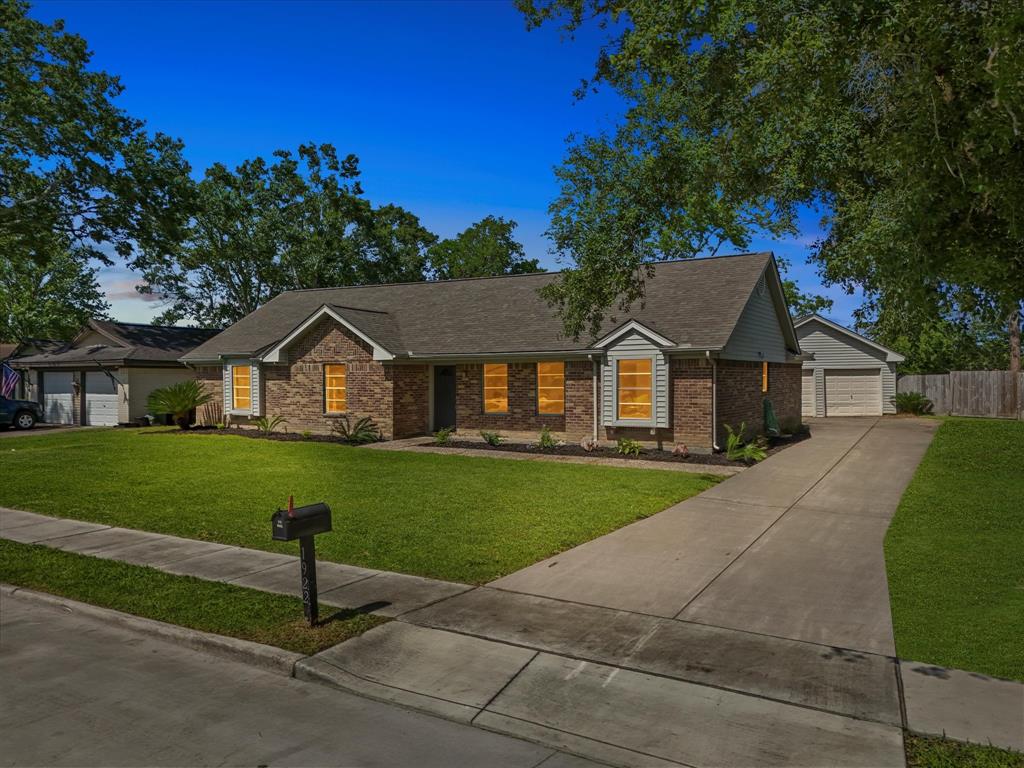 1922 Tracy Lynn Lane, Alvin, Texas image 2