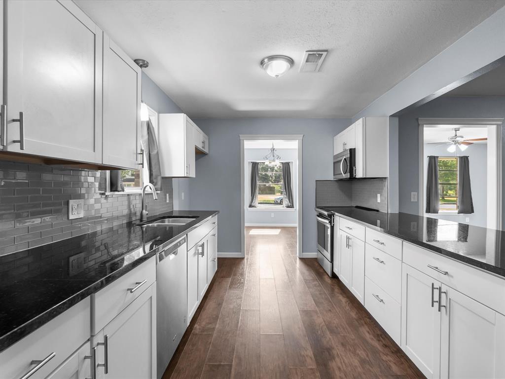 1922 Tracy Lynn Lane, Alvin, Texas image 14