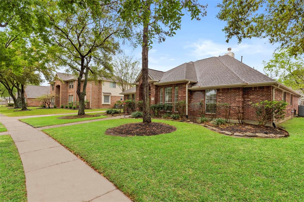 8815 Sunny Ridge Drive, Houston, Texas image 4