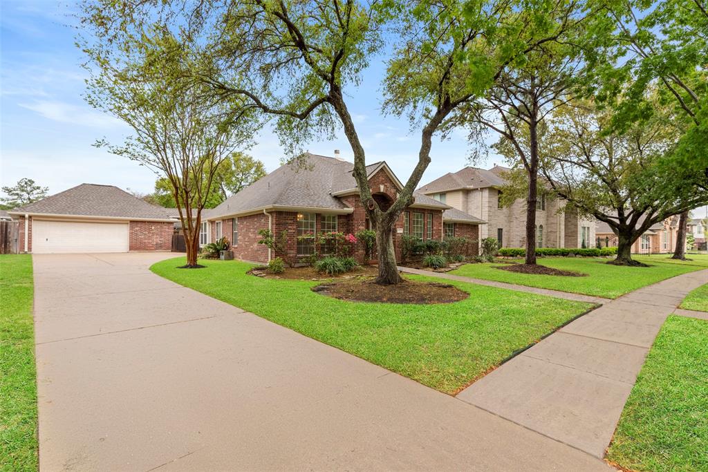 8815 Sunny Ridge Drive, Houston, Texas image 5