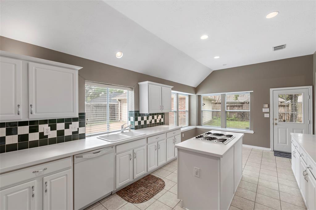 8815 Sunny Ridge Drive, Houston, Texas image 14
