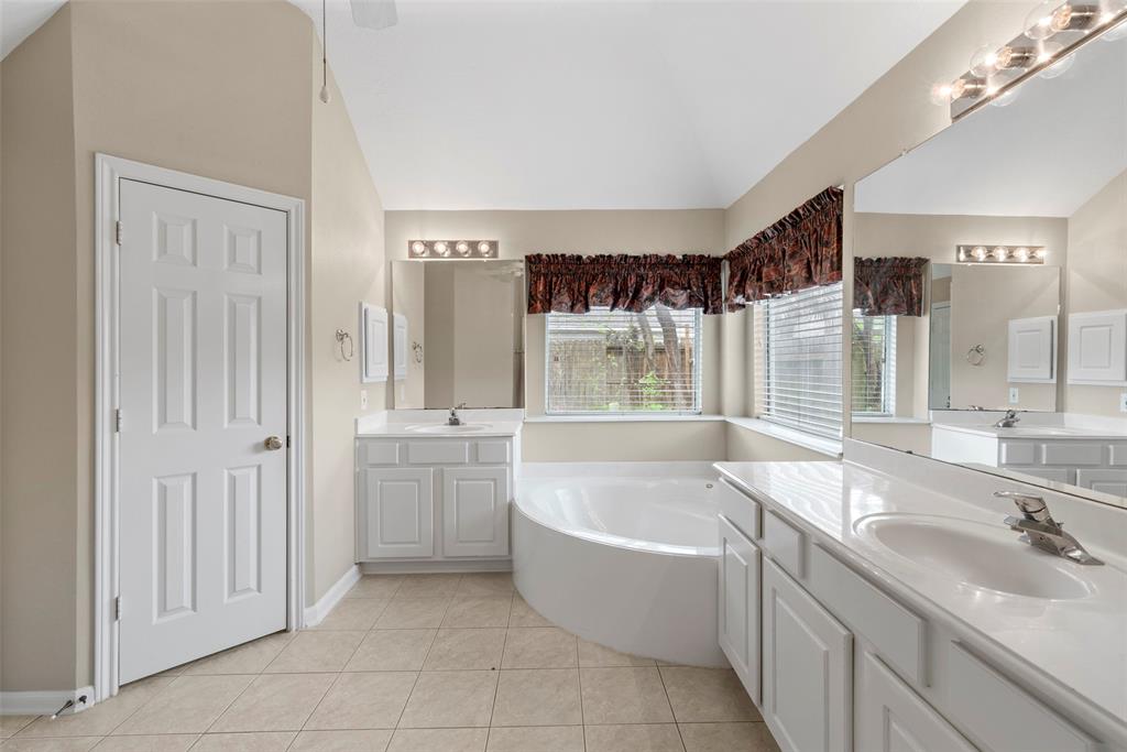 8815 Sunny Ridge Drive, Houston, Texas image 27