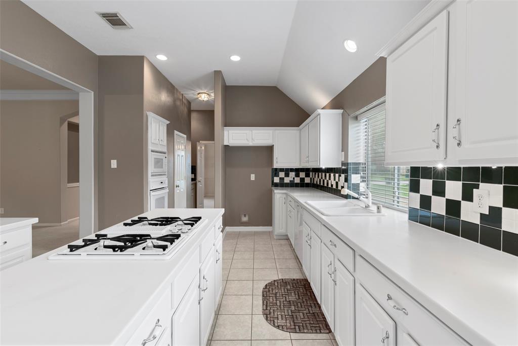 8815 Sunny Ridge Drive, Houston, Texas image 15