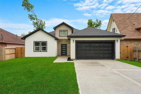 Photo of 8233 Sterlingshire Street, Houston, TX 77078 (MLS # 94336076)