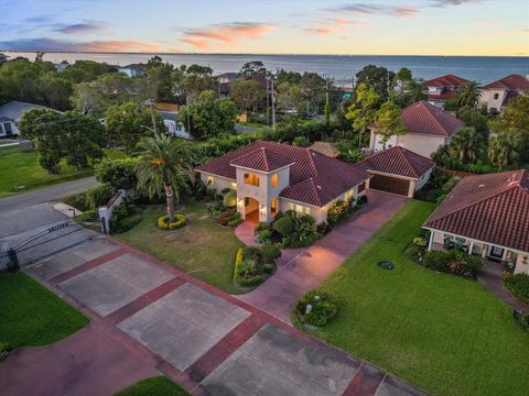 A home in San Leon