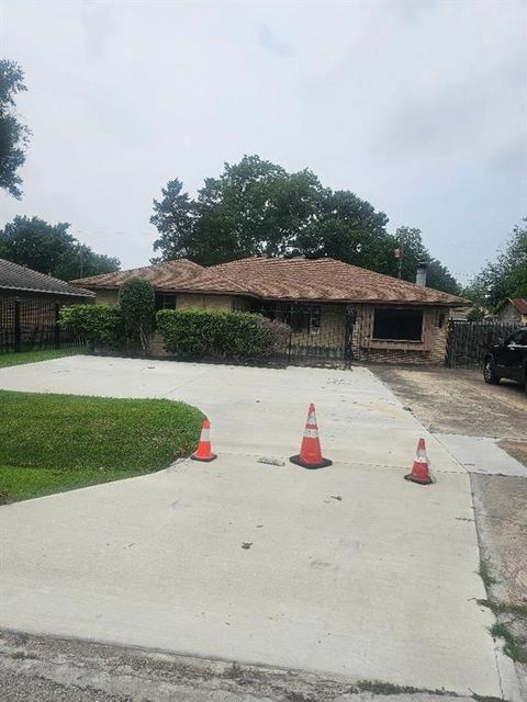 Single Family Residence in Houston TX 7129 Gracia Street.jpg