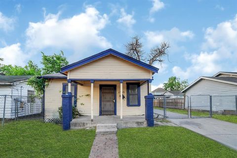 Single Family Residence in Houston TX 1505 Cavalcade Street.jpg