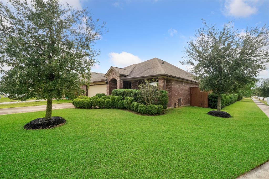 529 Waterside Ridge Lane, La Marque, Texas image 1