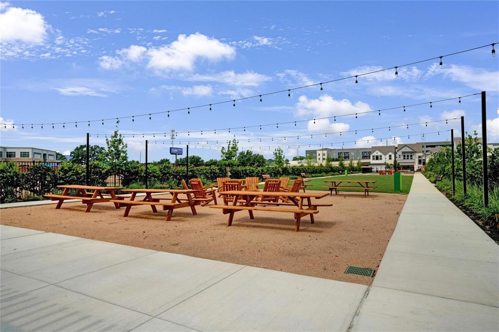 16047 Hayes Park Drive, Houston, Texas image 10