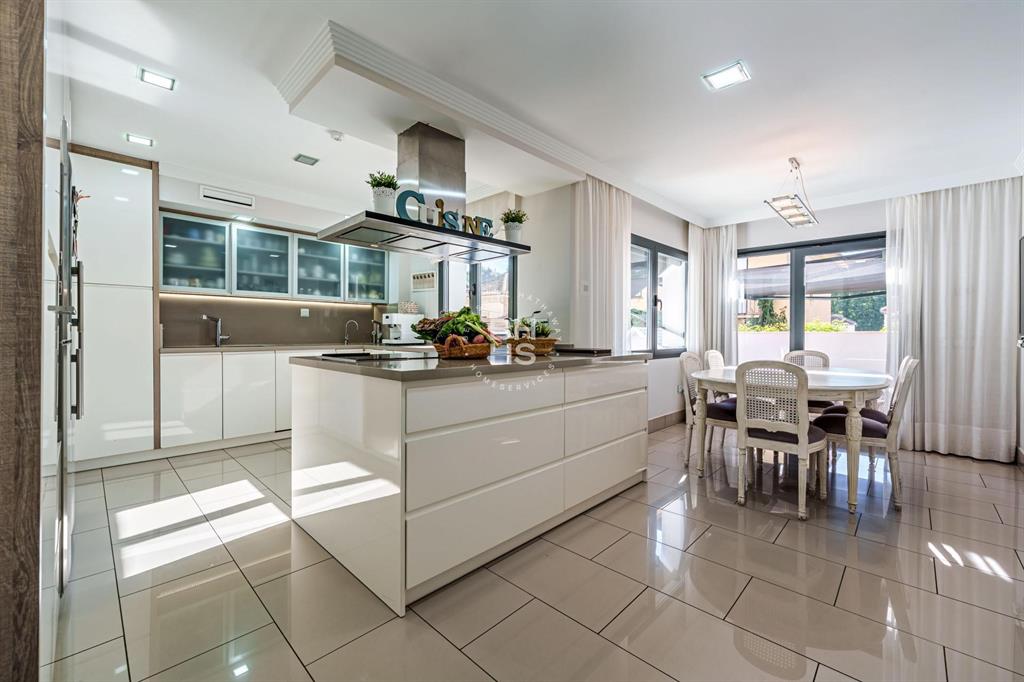 29016, Spain, 8 Bedrooms Bedrooms, ,8 BathroomsBathrooms,Residential,Active,181429