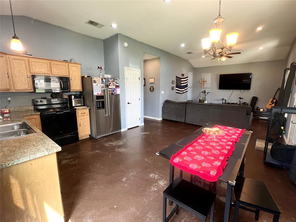 406 San Jacinto Street, Smithville, Texas image 6