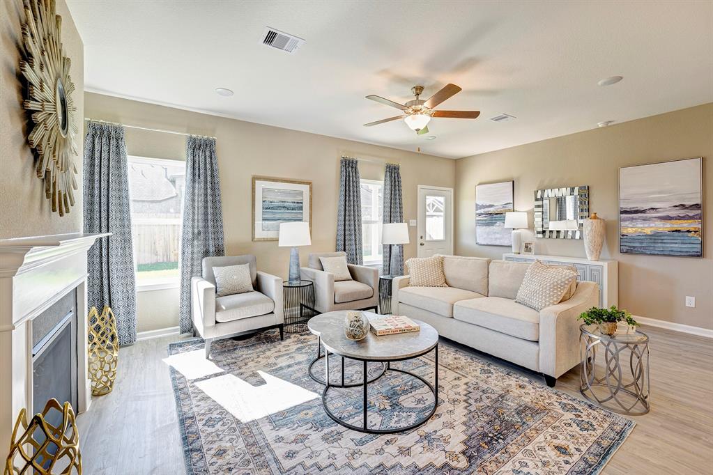 672 Woodhaven Lakes Drive, La Marque, Texas image 4