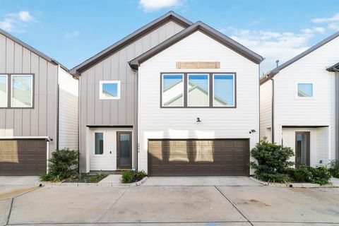 Photo of 240 Julia Street #D, Houston, TX 77022 (MLS # 45715058)