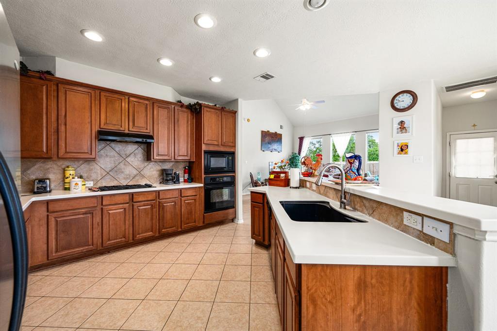 3221 Gable Park Lane, Pearland, Texas image 9
