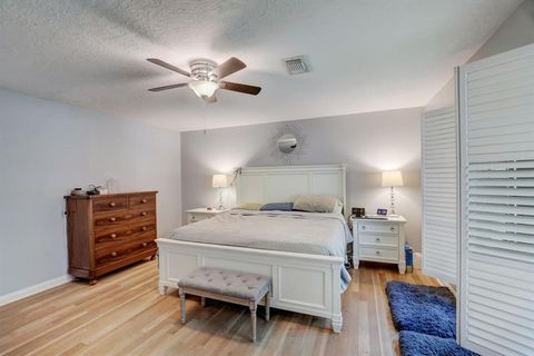 Single Family Residence in League City TX 507 Audubon Street 18.jpg