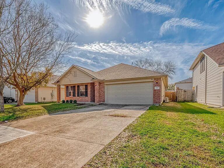 5322 Cinnamon Lake Drive, Baytown, Texas image 1