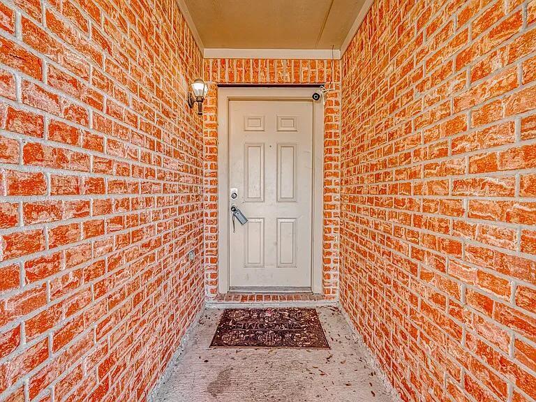 5322 Cinnamon Lake Drive, Baytown, Texas image 2