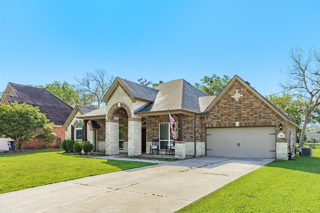 255 S Amherst Drive, West Columbia, Texas image 2