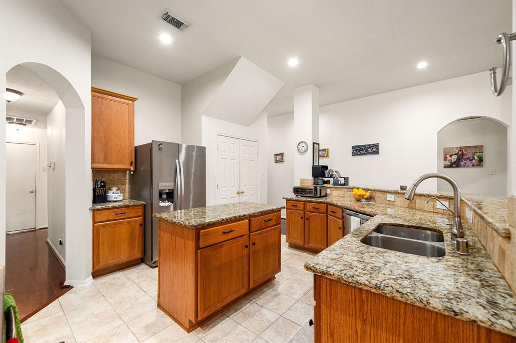 852 Shoal Pointe Lane, League City, Texas image 8
