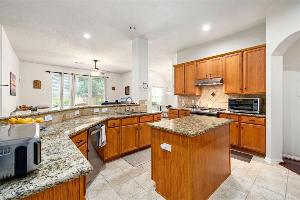 852 Shoal Pointe Lane, League City, Texas image 6