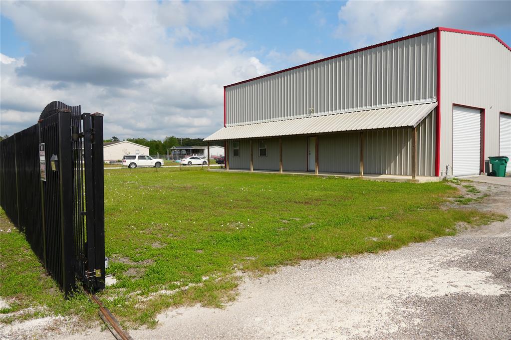 8417 Los Robles Avenue, Alvin, Texas image 7
