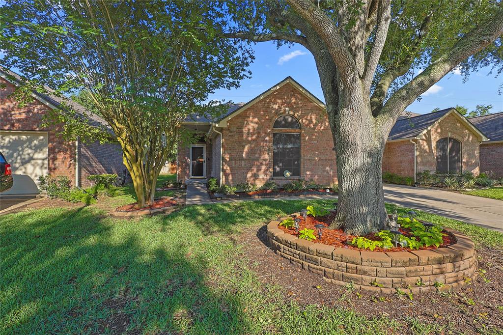 739 Apple Blossom Drive, Pearland, Texas image 3