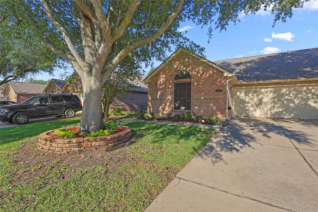 739 Apple Blossom Drive, Pearland, Texas image 2
