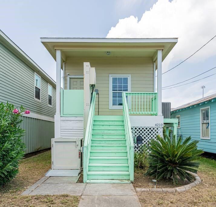 4210 Church Street, Galveston, Texas image 1