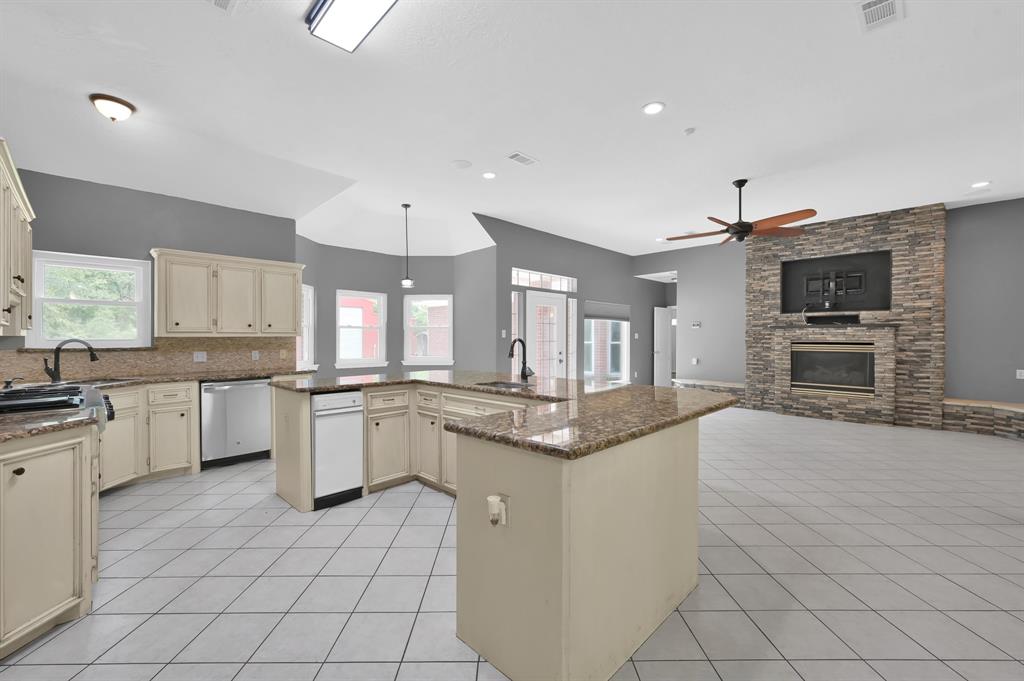 1807 Carriage Hills Boulevard, Conroe, Texas image 19