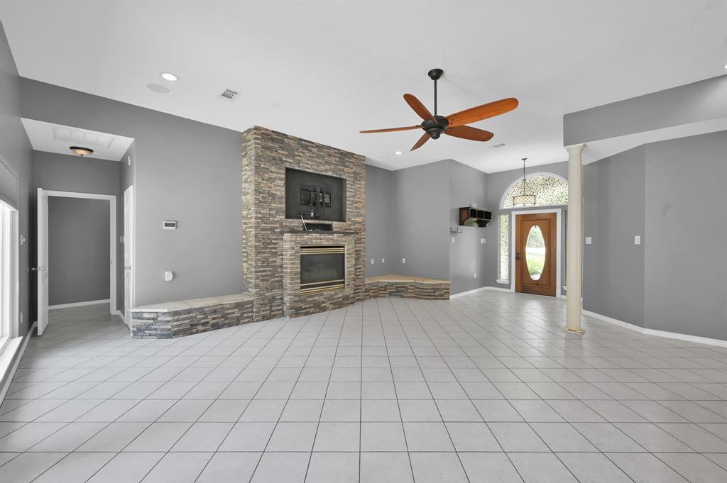 1807 Carriage Hills Boulevard, Conroe, Texas image 11
