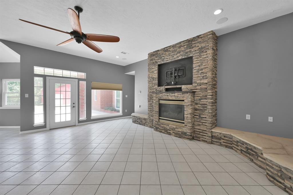1807 Carriage Hills Boulevard, Conroe, Texas image 12
