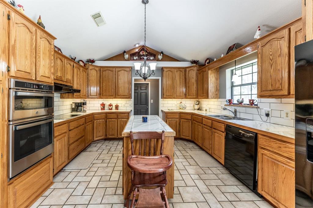 206 William Thomas Road, Huntsville, Texas image 8