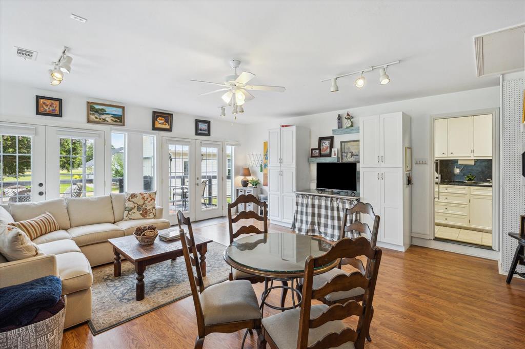 2988 Centerhill Circle, Bellville, Texas image 13
