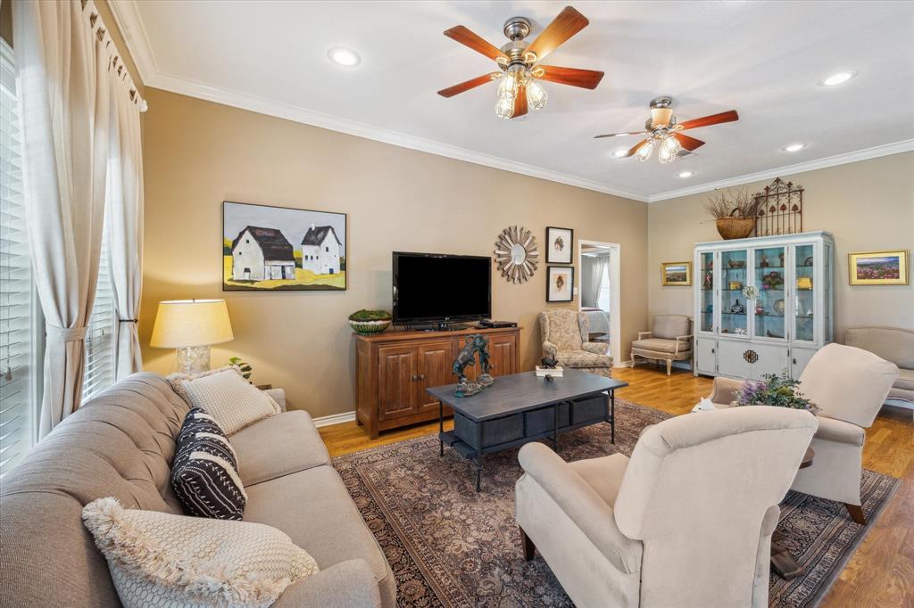 2988 Centerhill Circle, Bellville, Texas image 9